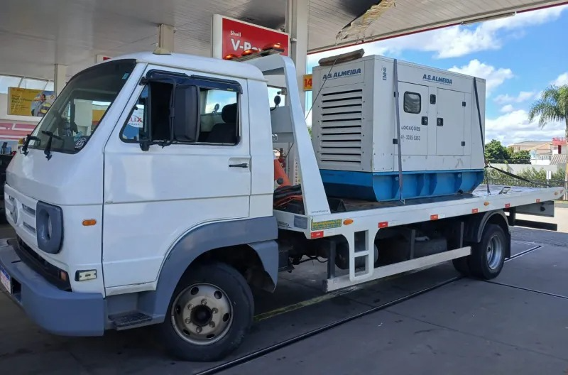 Guincho Barbosa transportando equipamento em Ponta Grossa